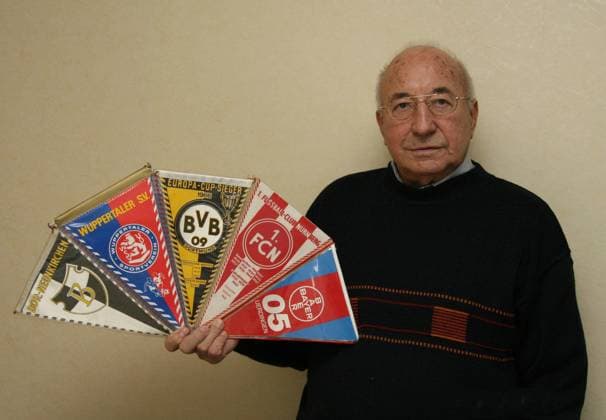 Fußball, Trainerhistorie Borussia Neunkirchen von 1920 bis heute Was noch keiner geschafft hat ist Horst Buhtz gelungen, er ist mit 5 verschiedene Vereine in der Bundesliga Aufgestiegen. Borussia Neunkirchen, Wuppertaler SV, Borussia Dortmund, 1. FC Nuernberg und Bayer 05 Uerdingen. o0 Vereinswimpel Wimpel Objekte Logo, Emblem, Vereinslogo, Vereinsemblem, BVB