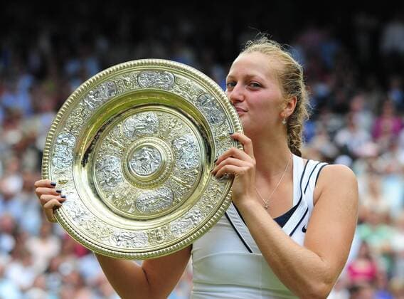 Petra Kvitova of Czech Republic kisses the winners trophy during the awarding ceremony for ladies final in 2011 Wimbledon Championships in London, Britain, July 2, 2011.  o0 Siegerehrung Trophäe Pokal Objekte Sieg