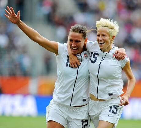 2. Juli 2011: Sinsheim, FIFA WM Stadion Sinsheim: Fussball Frauen WM 2011, Gruppe C (Vorrunde): USA - Kolumbien: USA-Spielerin Megan Rapinoe (r) jubelt nach ihrem Treffer zum 2:0 mit Lauren Cheney. phoare