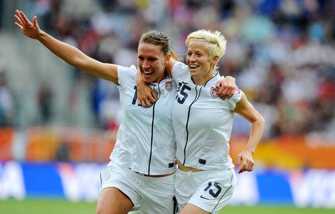 IMAGO Iconic Moments, Fußball - Frauen 2. Juli 2011: Sinsheim, FIFA WM Stadion Sinsheim: Fussball Frauen WM 2011, Gruppe C (Vorrunde): USA - Kolumbien: USA-Spielerin Megan Rapinoe (r) jubelt nach ihrem Treffer zum 2:0 mit Lauren Cheney. phoare