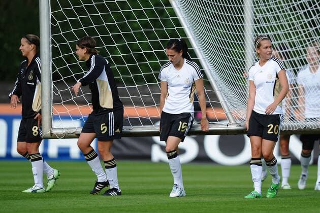 Fußball Training Deutsche Frauen- Nationalmannschaft am 02.07.2011 im Stadion am Eisenbrand in Meerbusch V.l.n.r.: Inka Grings ( Deutschland ) - Annike Krahn ( Deutschland ) - Verena Faißt ( Deutschland ) - Lena Goeßling ( Deutschland )