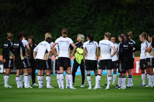 Fußball Training Deutsche Frauen- Nationalmannschaft am 02.07.2011 im Stadion am Eisenbrand in Meerbusch Silvia Neid ( Trainerin Deutschland ), mitte - bei der Mannschaftsansprache