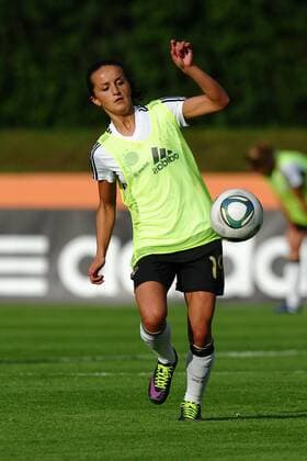 Fußball Training Deutsche Frauen- Nationalmannschaft am 02.07.2011 im Stadion am Eisenbrand in Meerbusch Fatmire Bajramaj ( Deutschland )