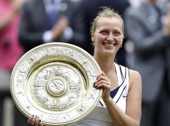 Wimbledon Championships 2011, AELTC,London, ITF Grand Slam Tennis Tournament . Damen Finale, Siegerehrung,, Siegerin Petra Kvitova (CZE) hält die Siegerschale,Pokal hoch,Querformat, o0 Trophäe Objekte