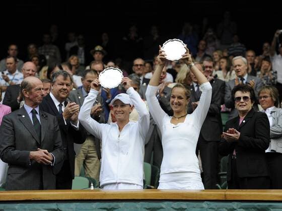 Tennis Wimbledon Championships 2011 London England - Sabine Lisicki Ger und Samantha Stosur AUS verlieren im Doppelfinale von Wimbledon o0 Siegerehrung Pokal Trophäe Objekte