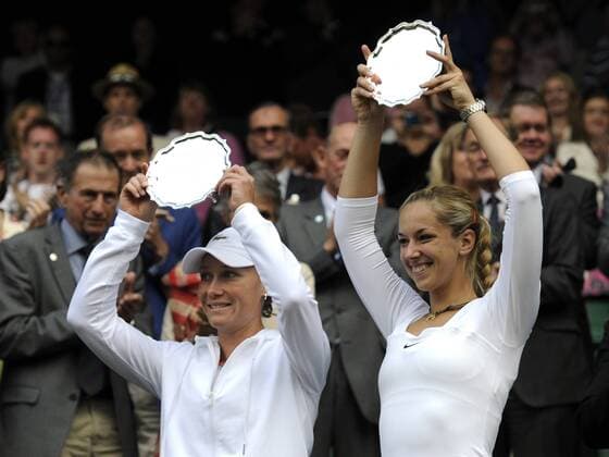 Tennis Wimbledon Championships 2011 London England - Sabine Lisicki Ger und Samantha Stosur AUS verlieren im Doppelfinale von Wimbledon o0 Siegerehrung Pokal Trophäe Objekte