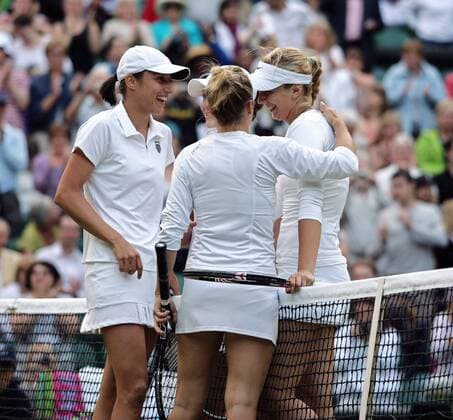 TENNIS - WTA, Wimbledon 2011 LONDON,ENGLAND,02.JUL.11 - TENNIS - WTA Tennis Damen Tour, Wimbledon 2011, Grand Slam, Doppel. Bild zeigt v.li.: Katarina Srebotnik (SLO), Kveta Peschke (CZE), Samantha Stosur (AUS) und Sabine Lisicki (GER). Keywords: Handshake.  o0 Kameradschaft