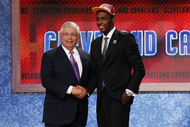 NBA Commissioner David Stern congratulates Kyrie Irving, chose first by the Cleveland Cavaliers in the 2011 NBA Basketball Herren USA Draft at the Prudential Center on June 23, 2011 in Newark, NJ. NBA Basketball Herren USA JUN 23 NBA Basketball Herren USA Draft Icon7891106231425 EDITORIAL USE ONLY