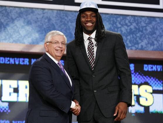 NBA Commissioner David Stern congratulates Kenneth Faried after his selection by the DEnver Nuggets in the 2011 NBA Basketball Herren USA Draft at the Prudential Center on June 23, 2011 in Newark, NJ. NBA Basketball Herren USA JUN 23 NBA Basketball Herren USA Draft Icon7891106231440 EDITORIAL USE ONLY