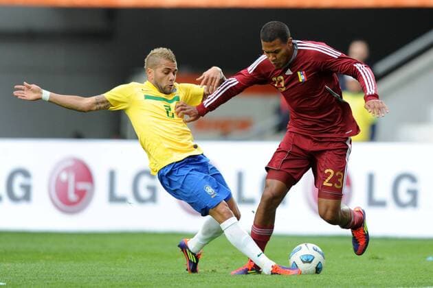 La Plata 03 07 2011 - Copa America 2011, Brasilien - Venezuela: Dani Alves (BRA) -Salomon Rondon  Südamerika Meisterschaft Südamerikameisterschaft o0 Daniel
