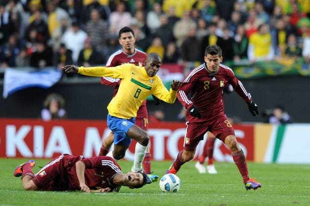 La Plata 03 07 2011 - Copa America 2011, Brasilien - Venezuela: Ramires (BRA) -Tomas Rincon  Südamerika Meisterschaft Südamerikameisterschaft