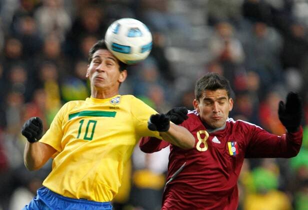 Paulo Henrique Ganso (L) of Brazil vies with Tomas Rincon of Venezuela during the first round match of Group B between Brazil and Venezuela in La Plata city, The match ended with a 0-0 tie -  Südamerika Meisterschaft Südamerikameisterschaft