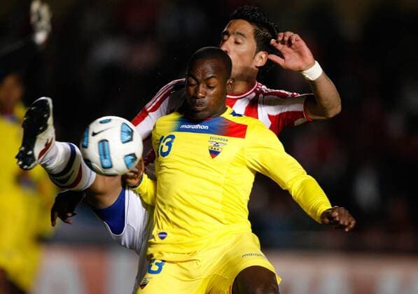 (110703) -- SANTA FE, July 3, 2011 (Xinhua) -- Paraguay s Lucas Barrios (Back) vies with Neicer Reasco from Ecuador during a match of the first round of Gruop C at the Copa America 2011 in the city of Santa Fe -  Südamerika Meisterschaft Südamerikameisterschaft