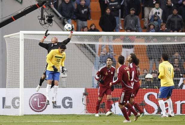 Venezuela s goalkeeper Renny Vega (top) saves the ball during the first round match of Group B between Brazil and Venezuela in La Plata city -  Südamerika Meisterschaft Südamerikameisterschaft