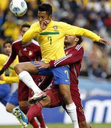 Robinho (C) of Brazil vies with Oswaldo Vizcarrondo (R) of Venezuela during the first round match of Group B between Brazil and Venezuela in La Plata city, The match ended with a 0-0 tie -  Südamerika Meisterschaft Südamerikameisterschaft