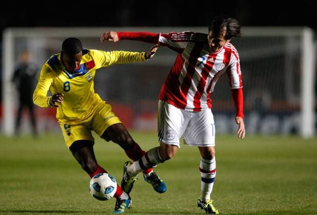 Paraguay s Pablo Zeballos (R) vies with Edison Mendez from Ecuador during a match of the first round of Gruop C at the Copa America 2011 in the city of Santa Fe -  Südamerika Meisterschaft Südamerikameisterschaft