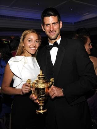 Tennis Wimbledon Championships in London Championsdinner im Intercontinental Hotel --- Wimbledonsieger 2011 Novak Djokovic (Serbien) mit Freundin Jelena Ristic o0 Sieg Pokal Trophäe Objekte Familie Frau Spielerfrau