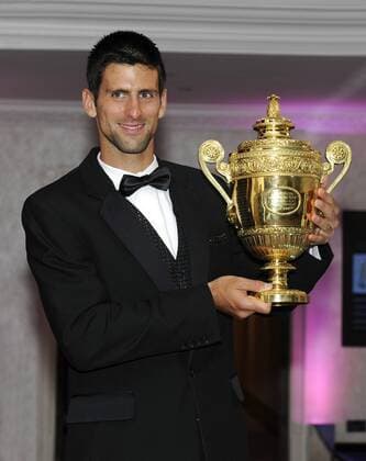 Tennis Wimbledon Championships in London Championsdinner im Intercontinental Hotel --- Wimbledonsieger 2011 Novak Djokovic (Serbien) o0 Sieg Pokal Trophäe Objekte