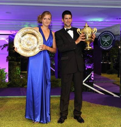 Tennis Wimbledon Championships in London Championsdinner im Intercontinental Hotel --- Wimbledonsiegerin 2011 Petra Kvitova (Tschechien) Wimbledonsieger 2011 Novak Djokovic (Serbien) o0 Sieg Pokal Trophäe Objekte