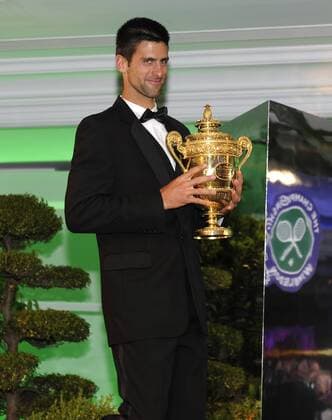 Tennis Wimbledon Championships in London Championsdinner im Intercontinental Hotel --- Wimbledonsieger 2011 Novak Djokovic (Serbien) o0 Sieg Pokal Trophäe Objekte