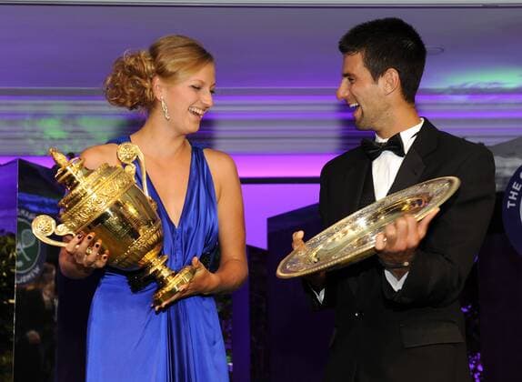 Tennis Wimbledon Championships in London Championsdinner im Intercontinental Hotel --- Wimbledonsiegerin 2011 Petra Kvitova (Tschechien) Wimbledonsieger 2011 Novak Djokovic (Serbien) mit vertauschten Pokalen: Kvitova hat den Männer-Pokal, Djokovic die Frauen-Schale o0 Sieg Pokal Trophäe Objekte kurios Komik