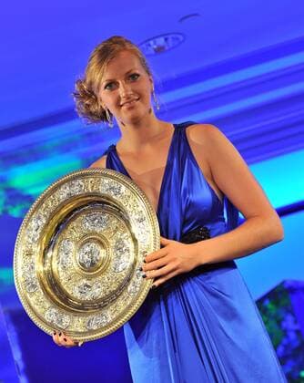 Tennis Wimbledon Championships in London Championsdinner im Intercontinental Hotel --- Wimbledonsiegerin 2011 Petra Kvitova (Tschechien) o0 Sieg Trophäe Objekte