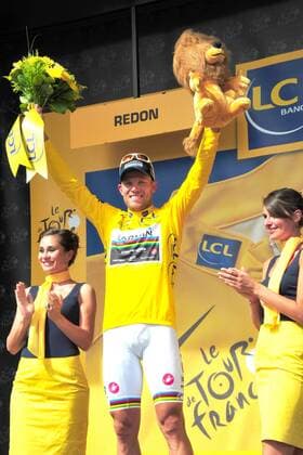 Tour de France 2011, 3.Etappe: Olonne sur Mer - Redon; Thor Hushovd (NOR Garmin - Cervelo) - Träger des gelben Trikots nach der 3. Etappe der Tour de France 2011, Redon  o0 Siegerehrung gelbes Trikot Gesamtführung Gesamtführender Hostess, Hostessen, Frau, girl
