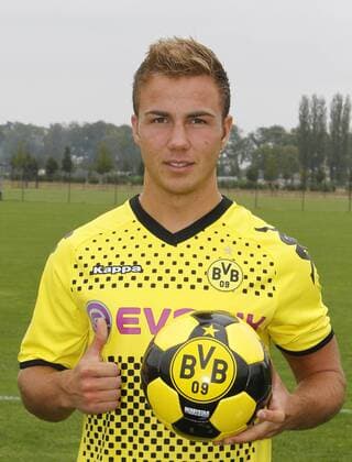 Fototermin Borussia Dortmund Saison 2011 - 2012 - Mario Götze mit BVB Ball und erhobenen Daumen. o0 Freude Logo