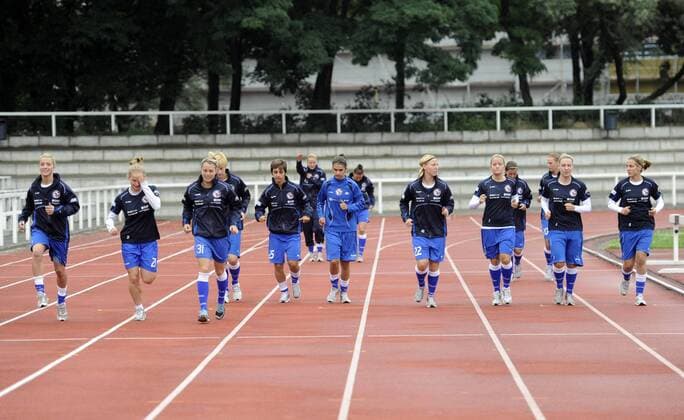 Spielerinnen beim Warmlaufen, 1.FFC Turbine Potsdam - Auftakttraining, Saison 2011 2012, Fußball, Frauen, Potsdam, 04.04.2011,