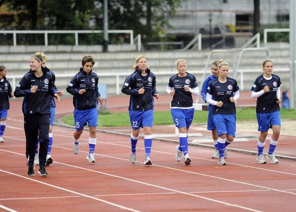 Spielerinnen beim Warmlaufen, 1.FFC Turbine Potsdam - Auftakttraining, Saison 2011 2012, Fußball, Frauen, Potsdam, 04.04.2011,