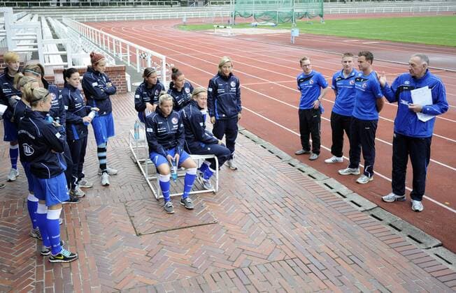 Trainer Bernd Schröder (re.) hält Ansprache, 1.FFC Turbine Potsdam - Auftakttraining, Saison 2011 2012, Fußball, Frauen, Potsdam, 04.04.2011,