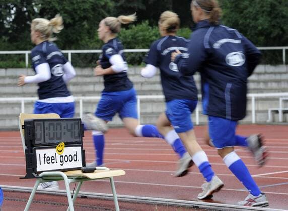 Spierinnen laufen auf Zeit, 1.FFC Turbine Potsdam - Auftakttraining, Saison 2011 2012, Fußball, Frauen, Potsdam, 04.07.2011, o0 Uhr Zeit Laufen Fitnesstest Stoppuhr Objekt