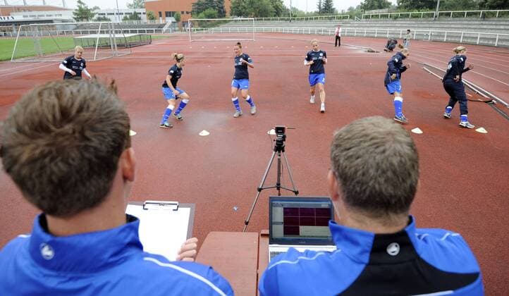 Die Spielerinnen werden vom Computer bei dieser Laufübung überwacht, 1.FFC Turbine Potsdam - Auftakttraining, Saison 2011 2012, Fußball, Frauen, Potsdam, 04.07.2011, o0 Uhr Zeit Laufen Fitnesstest Sprinttraining