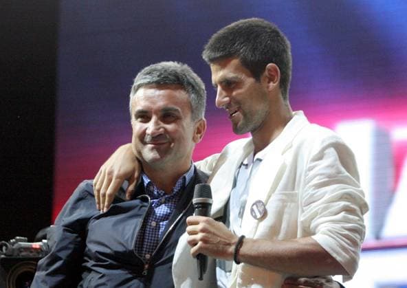 04.07.2011 Belgrade(Serbia) Novak Djokovic(r) with his father Srdjan Djokovic(L) during Wimbledon championships trophy celebration in front of Serbian parliament :  o0 Familie Privat Vater Eltern