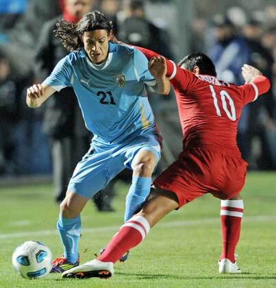 San Juan - Copa America - Uruguay - Peru - Edinson Cavani (URU) gegen Paulo Rinaldo Cruzado Durand 
