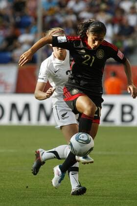 05.07.2011, FIFA Frauen-Weltmeisterschaft 2011, Vorrunde, Gruppe B, Neuseeland - Mexiko. Stephany MAYOR (Mexiko, vorne), Anna GREEN (Neuseeland).