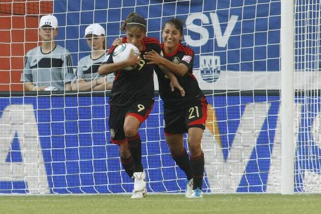 05.07.2011, FIFA Frauen-Weltmeisterschaft 2011, Vorrunde, Gruppe B, Neuseeland - Mexiko. Jubel Mexiko nach 2:0 durch Maribel DOMINGUEZ (Mexiko, L), rechts Stephany MAYOR (Mexiko).