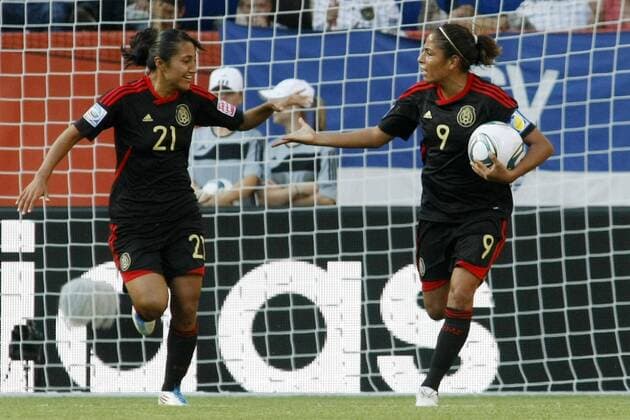 05.07.2011, FIFA Frauen-Weltmeisterschaft 2011, Vorrunde, Gruppe B, Neuseeland - Mexiko. Jubel Mexiko nach 2:0 durch Maribel DOMINGUEZ (Mexiko, R), links Stephany MAYOR (Mexiko).