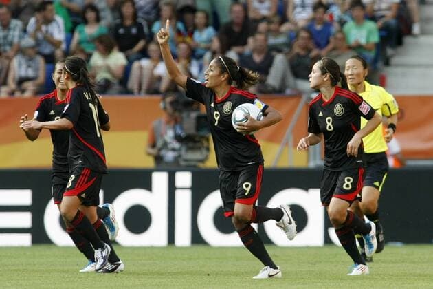 05.07.2011, FIFA Frauen-Weltmeisterschaft 2011, Vorrunde, Gruppe B, Neuseeland - Mexiko. Jubel Mexiko nach 2:0 durch Maribel DOMINGUEZ (Mexiko, Mitte).