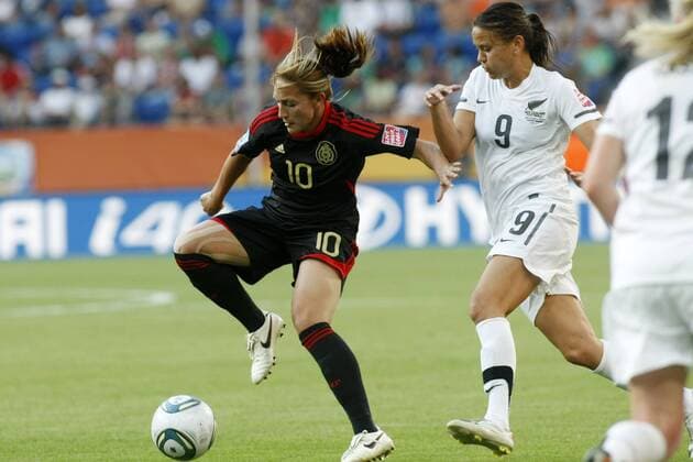 05.07.2011, FIFA Frauen-Weltmeisterschaft 2011, Vorrunde, Gruppe B, Neuseeland - Mexiko. Dinora GARZA (Mexiko, L), Amber HEARN (Neuseeland).