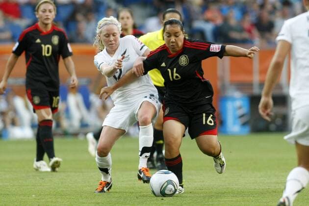 05.07.2011, FIFA Frauen-Weltmeisterschaft 2011, Vorrunde, Gruppe B, Neuseeland - Mexiko. Betsy HASSETT (Neuseeland, L), Charlyn CORRAL (Mexiko).