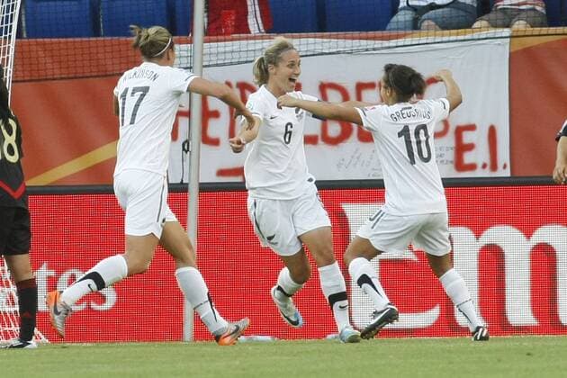 05.07.2011, FIFA Frauen-Weltmeisterschaft 2011, Vorrunde, Gruppe B, Neuseeland - Mexiko. Jubel Neuseeland nach 2:2 durch Rebecca SMITH (Neuseeland, Mitte), rechts Sarah GREGORIUS (Neuseeland), links Hannah WILKINSON (Neuseeland).