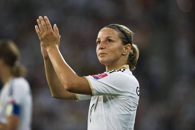 Schlussjubel Deutschland, Inka GRINGS auf der Ehrenrunde, klatscht, klatschend, Vorrunde, Spiel 17, Gruppe A, Frankreich (FRA) - Deutschland (GER), am 05.07.2011 in Mönchengladbach Fussball Frauen Weltmeisterschaft 2011 in Deutschland vom 26.06. - 17.07.2011
