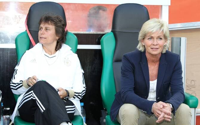 FIFA Frauen Weltmeisterschaft 2011 - Deutschland vs. Frankreich Mönchengladbach , 050711 , FIFA Frauen Weltmeisterschaft 2011 Womens Worldcup 2011 , Gruppe A , Deutschland (GER) vs. Frankreich (FRA) Co-Trainerin Ulrike Ballweg und Trainerin Silvia Neid (GER)