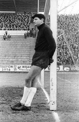 Torwart Petar Radi Radenkovic (TSV 1860 München) lehnt gelassen am Torpfosten Aktion, Einzelbild, Freisteller Kurios Komik Aufmacher Pfosten cool coolness Langeweile