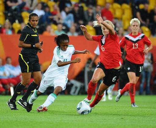 v.l.: Glory Iroka (Nigeria) gegen Kaylyn Kyle(Kanada), Kanada gegen Nigeria, FIFA Women s World Cup Germany, Frauenfußballweltmeisterschaft, Frauenfußball, Frauenfussball, WM, Weltmeisterschaft, Rudolf-Harbig-Stadion Dresden, 05.07.2011