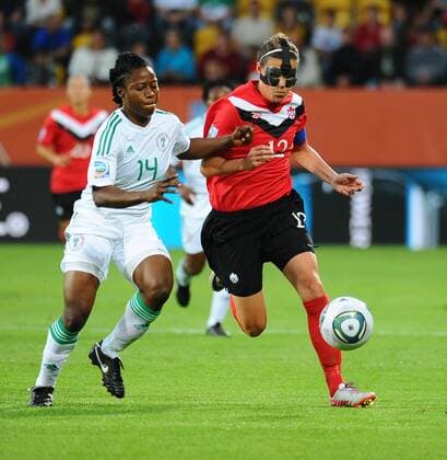 v.l.: Faith Ikidi (Nigeria), Christine Sinclair (Kanada) mit Maske, Kanada gegen Nigeria, FIFA Women s World Cup Germany, Frauenfußballweltmeisterschaft, Frauenfußball, Frauenfussball, WM, Weltmeisterschaft, Rudolf-Harbig-Stadion Dresden, 05.07.2011