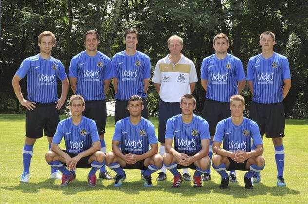 Mannschaftsshooting beim 1. FC Saarbrücken auf dem Trainingsplatz in Saarbrücken am Dienstag (05.06.2011). Im Bild: Die Neuzugänge für die Saison 2011 2012. Obere Reihe (v. l.): Abwehrspieler Christian Eggert, Mittelfeldspieler Marius Laux, Mittelfeldspieler Tim Kruse, Trainer Jürgen Luginger, Stürmer Marcel Ziemer und Abwehrspieler Markus Pazurek. Untere Reihe (v. l.): Mittelfeldspieler Sven Sökler, Mittelfeldspieler Abdul Kizmaz, Abwehrspieler Yannick Bach und Stürmer Johannes Wurtz.