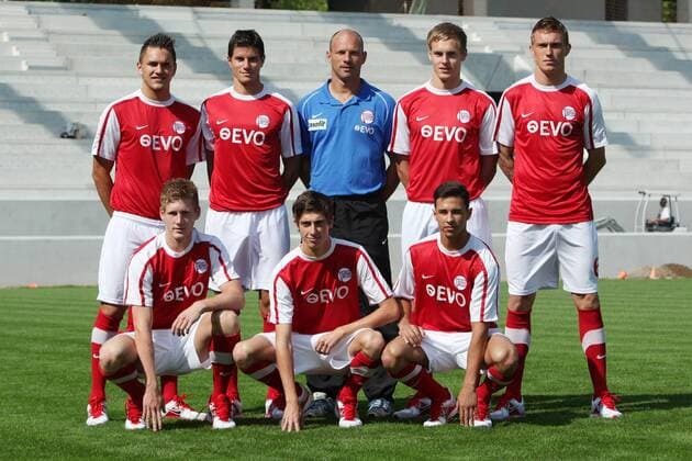 05.07.2011, Fußball, 3.Liga, offizieller Fototermin von Kickers Offenbach zur Saison 2011 2012. Trainer Arie van Lent und die Neuzugänge. Hinten von links: Pascal Testroet (Kickers Offenbach), Stefan Kleineheismann (Kickers Offenbach), Lars Bender (Kickers Offenbach), Stefan Hickl (Kickers Offenbach); vorne von links: Andre Hahn (Kickers Offenbach), Jannik Sommer (Kickers Offenbach), Baris Odabas (Kickers Offenbach).