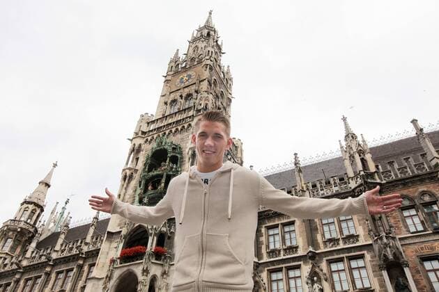 München, 26. Juni 2011 Neuzugang FC Bayern Nils Petersen vor dem Münchner Rathaus